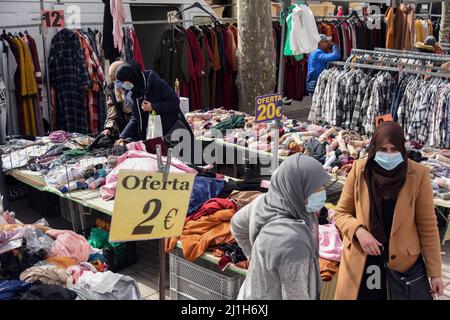 Vendrell, Espagne. 05th janvier 2022. Les gens observent les produits au marché de rue de la ville de Vendrell. Chaque vendredi, le marché de rue traditionnel se tient dans la ville de Vendrell où les vendeurs de rue présentent leurs produits pour la vente à un prix raisonnable. (Photo de Ramon Costa/SOPA Images/Sipa USA) crédit: SIPA USA/Alay Live News Banque D'Images