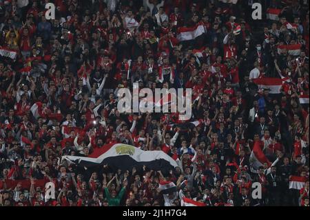 Le Caire, Égypte. 25th mars 2022. Les fans égyptiens applaudissent dans les stands lors de la coupe du monde de la FIFA africaine 2022 qualifient le troisième match de football à 1st jambes entre l'Égypte et le Sénégal au Caire Stadium. Credit: Omar Zoheiry/dpa/Alay Live News Banque D'Images