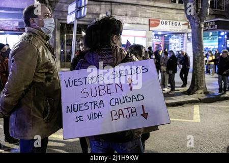 23 mars 2022, Burgos, Espagne: Un manifestant tient un écriteau qui dit "vos salaires vont à la hausse, notre qualité de vie va à la baisse" pendant la démonstration. Les syndicats (COCO et UGT) et les groupes de citoyens (FACUA, UATAE, TRADE, CEAV et UPTA) conviennent d'une démonstration de la hausse des prix des hydrocarbures, du gaz, de l'électricité et des produits de première nécessité. CCOO: Commissions des travailleurs, UGT: Syndicat général des travailleurs, FACUA: Fédération des associations de consommateurs et d'utilisateurs, UATAE: Syndicat des associations de travailleurs indépendants et d'entrepreneurs, COMMERCE: Association des travailleurs autonomes et des personnes à charge du CCOO Castilla y L. Banque D'Images