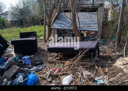 Slough, Berkshire, Royaume-Uni. 25th mars 2022. Les résidents continuent de voler des déchets de pourboire à Slough malgré des signes clairs avertissant les gens que les zones sont sous surveillance. Le pourboire illégal de mouches peut entraîner des amendes pouvant aller jusqu'à £50 000 ou 12 mois d'emprisonnement pour les personnes condamnées pour le pourboire de mouches. Slough a un grand bout à Chalvey qui est libre d'utiliser pour les résidents se débarrassant des déchets ménagers. Crédit : Maureen McLean/Alay Live News Banque D'Images