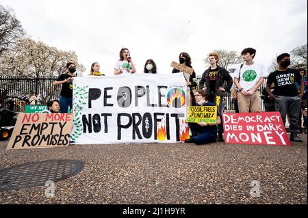 Washington DC, États-Unis. 25th mars 2022. Les gens tiennent des panneaux et des bannières disant « pas plus de promesses vides », « les gens ne font pas de profits », « les combustibles fossiles financent la guerre » et « la démocratie meurt dans l'argent noir » lors d'une manifestation contre la grève mondiale du climat. Crédit : SOPA Images Limited/Alamy Live News Banque D'Images