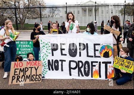 Washington DC, États-Unis. 25th mars 2022. Les gens tiennent des panneaux et des bannières disant « pas plus de promesses vides », « les gens ne font pas de profits » et « les combustibles fossiles financent la guerre » lors d'une manifestation sur la grève mondiale du climat. Crédit : SOPA Images Limited/Alamy Live News Banque D'Images