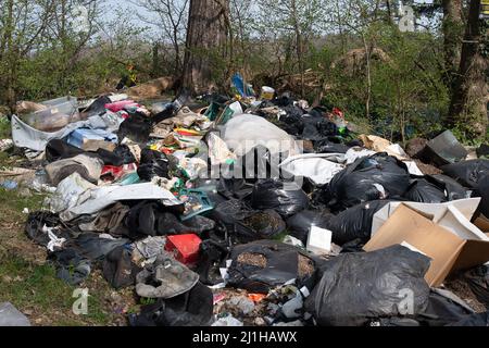 Wexham, Buckinghamshire, Royaume-Uni. 25th mars 2022. De grandes quantités de déchets continuent d'être volent le long des voies de campagne dans le Buckinghamshire. Des signes clairs avertissent les gens que les zones sont sous surveillance et que le renversement illégal de mouches peut entraîner des amendes pouvant aller jusqu'à £50 000 ou 12 mois d'emprisonnement pour les personnes condamnées pour le renversement de mouches. Néanmoins, cela continue. Crédit : Maureen McLean/Alay Live News Banque D'Images