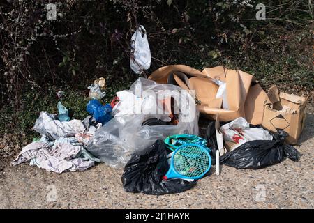 Wexham, Buckinghamshire, Royaume-Uni. 25th mars 2022. De grandes quantités de déchets continuent d'être volent le long des voies de campagne dans le Buckinghamshire. Des signes clairs avertissent les gens que les zones sont sous surveillance et que le renversement illégal de mouches peut entraîner des amendes pouvant aller jusqu'à £50 000 ou 12 mois d'emprisonnement pour les personnes condamnées pour le renversement de mouches. Néanmoins, cela continue. Crédit : Maureen McLean/Alay Live News Banque D'Images