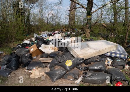 Wexham, Buckinghamshire, Royaume-Uni. 25th mars 2022. De grandes quantités de déchets continuent d'être volent le long des voies de campagne dans le Buckinghamshire. Des signes clairs avertissent les gens que les zones sont sous surveillance et que le renversement illégal de mouches peut entraîner des amendes pouvant aller jusqu'à £50 000 ou 12 mois d'emprisonnement pour les personnes condamnées pour le renversement de mouches. Néanmoins, cela continue. Crédit : Maureen McLean/Alay Live News Banque D'Images