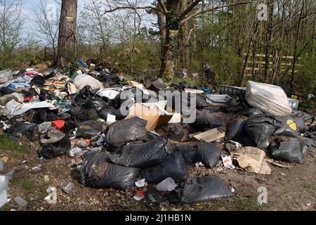 Wexham, Buckinghamshire, Royaume-Uni. 25th mars 2022. De grandes quantités de déchets continuent d'être volent le long des voies de campagne dans le Buckinghamshire. Des signes clairs avertissent les gens que les zones sont sous surveillance et que le renversement illégal de mouches peut entraîner des amendes pouvant aller jusqu'à £50 000 ou 12 mois d'emprisonnement pour les personnes condamnées pour le renversement de mouches. Néanmoins, cela continue. Crédit : Maureen McLean/Alay Live News Banque D'Images