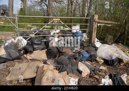 Wexham, Buckinghamshire, Royaume-Uni. 25th mars 2022. De grandes quantités de déchets continuent d'être volent le long des voies de campagne dans le Buckinghamshire. Des signes clairs avertissent les gens que les zones sont sous surveillance et que le renversement illégal de mouches peut entraîner des amendes pouvant aller jusqu'à £50 000 ou 12 mois d'emprisonnement pour les personnes condamnées pour le renversement de mouches. Néanmoins, cela continue. Crédit : Maureen McLean/Alay Live News Banque D'Images