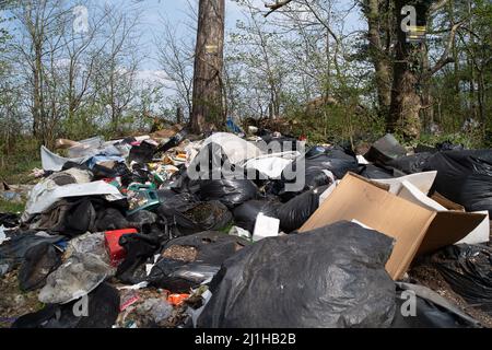 Wexham, Buckinghamshire, Royaume-Uni. 25th mars 2022. De grandes quantités de déchets continuent d'être volent le long des voies de campagne dans le Buckinghamshire. Des signes clairs avertissent les gens que les zones sont sous surveillance et que le renversement illégal de mouches peut entraîner des amendes pouvant aller jusqu'à £50 000 ou 12 mois d'emprisonnement pour les personnes condamnées pour le renversement de mouches. Néanmoins, cela continue. Crédit : Maureen McLean/Alay Live News Banque D'Images