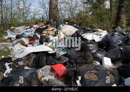 Wexham, Buckinghamshire, Royaume-Uni. 25th mars 2022. De grandes quantités de déchets continuent d'être volent le long des voies de campagne dans le Buckinghamshire. Des signes clairs avertissent les gens que les zones sont sous surveillance et que le renversement illégal de mouches peut entraîner des amendes pouvant aller jusqu'à £50 000 ou 12 mois d'emprisonnement pour les personnes condamnées pour le renversement de mouches. Néanmoins, cela continue. Crédit : Maureen McLean/Alay Live News Banque D'Images