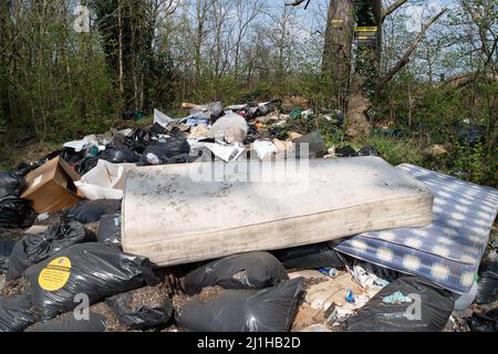 Wexham, Buckinghamshire, Royaume-Uni. 25th mars 2022. De grandes quantités de déchets continuent d'être volent le long des voies de campagne dans le Buckinghamshire. Des signes clairs avertissent les gens que les zones sont sous surveillance et que le renversement illégal de mouches peut entraîner des amendes pouvant aller jusqu'à £50 000 ou 12 mois d'emprisonnement pour les personnes condamnées pour le renversement de mouches. Néanmoins, cela continue. Crédit : Maureen McLean/Alay Live News Banque D'Images