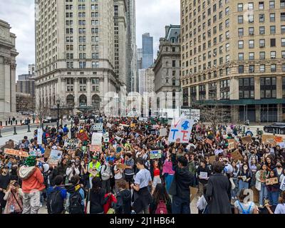 New York, États-Unis. 25th mars 2022. Le 25 mars 2022, des milliers d'étudiants se sont réunis à Lower Manhattan, à New York, pour exiger la justice climatique pour les générations futures. (Photo de Ryan Rahman/Pacific Press) crédit: Pacific Press Media production Corp./Alay Live News Banque D'Images