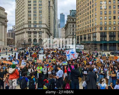 New York, États-Unis. 25th mars 2022. Le 25 mars 2022, des milliers d'étudiants se sont réunis à Lower Manhattan, à New York, pour exiger la justice climatique pour les générations futures. (Photo de Ryan Rahman/Pacific Press) crédit: Pacific Press Media production Corp./Alay Live News Banque D'Images