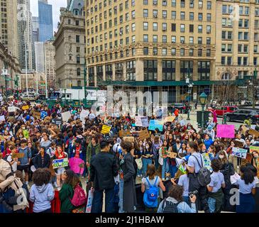 Le 25 mars 2022, des milliers d'étudiants se sont réunis à Lower Manhattan, à New York, pour exiger la justice climatique pour les générations futures. Banque D'Images