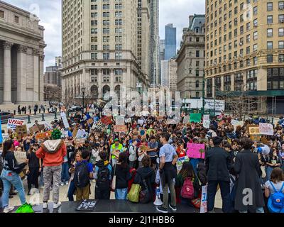 Le 25 mars 2022, des milliers d'étudiants se sont réunis à Lower Manhattan, à New York, pour exiger la justice climatique pour les générations futures. Banque D'Images