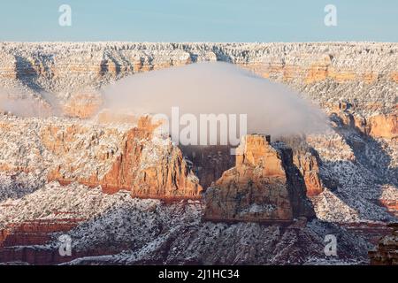 Neige fraîche avec des nuages lenticulaires spectaculaires au coucher du soleil dans le parc national du Grand Canyon, Arizona Banque D'Images
