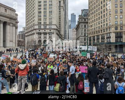 New York, États-Unis. 25th mars 2022. Le 25 mars 2022, des milliers d'étudiants se sont réunis à Lower Manhattan, à New York, pour exiger la justice climatique pour les générations futures. Crédit : ZUMA Press, Inc./Alay Live News Banque D'Images