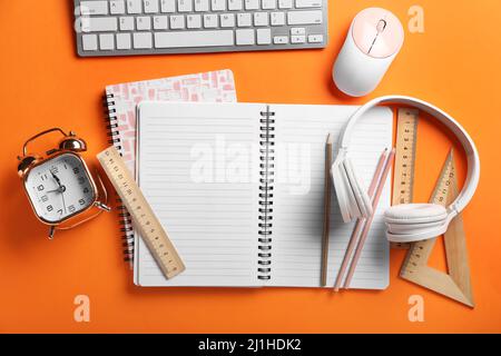 Bloc-notes, gadgets et articles de papeterie vierges sur fond orange Banque D'Images