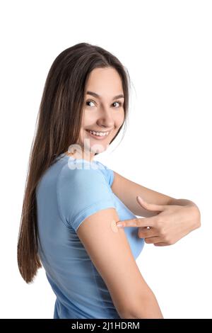 Bonne femme avec timbre de nicotine appliqué sur fond blanc. Cesser de fumer Banque D'Images