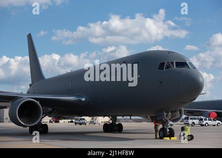 Une nouvelle Pégase KC-46A arrive à la base commune McGuire-dix-Lakehurst, New Jersey, le 18 mars 2022. Le lieutenant-général de la Force aérienne des États-Unis, Brian Robinson, commandant adjoint du Commandement de la mobilité aérienne, a personnellement livré l'aéronef aux ailes de la mobilité aérienne de 305th et 514th qui exploitent et entretiennent l'aéronef avec le soutien d'installation de l'aile de la base aérienne de 87th. Il s'agit du sixième KC-46 des 24 attendus qui sera stationné à la base conjointe MDL. (É.-U. Photo de la Force aérienne par le premier Airman Joseph Morales) Banque D'Images