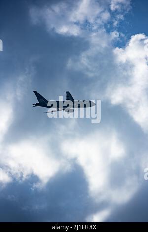 Une nouvelle Pégase KC-46A arrive à la base commune McGuire-dix-Lakehurst, New Jersey, le 18 mars 2022. Le lieutenant-général de la Force aérienne des États-Unis, Brian Robinson, commandant adjoint du Commandement de la mobilité aérienne, a personnellement livré l'aéronef aux ailes de la mobilité aérienne de 305th et 514th qui exploitent et entretiennent l'aéronef avec le soutien d'installation de l'aile de la base aérienne de 87th. Il s'agit du sixième KC-46 des 24 attendus qui sera stationné à la base conjointe MDL. (É.-U. Photo de la Force aérienne par le premier Airman Joseph Morales) Banque D'Images