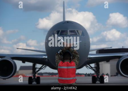 Un aviateur affecté aux marshalls de l'escadron de maintenance de 305th aéronefs dans un nouveau KC-46A Pegasus, alors qu'il arrive à la base interarmées McGuire-dix-Lakehurst, New Jersey, le 18 mars 2022. Le lieutenant-général de la Force aérienne des États-Unis, Brian Robinson, commandant adjoint du Commandement de la mobilité aérienne, a personnellement livré l'aéronef aux ailes de la mobilité aérienne de 305th et 514th qui exploitent et entretiennent l'aéronef avec le soutien d'installation de l'aile de la base aérienne de 87th. Il s'agit du sixième KC-46 des 24 attendus qui sera stationné à la base conjointe MDL. (É.-U. Photo de la Force aérienne par le premier Airman Joseph Morales) Banque D'Images