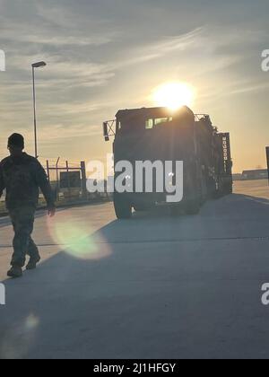 Un soldat de la compagnie de transport terrestre 96th guide un transporteur d'équipement lourd, mars 17, transportant l'Armée de terre a prépositionné le matériel stocks-2 sous le commandement et le contrôle du Bataillon de soutien sur le terrain de l'Armée de terre-Mannheim, 405th Brigade de soutien sur le terrain de l'Armée de terre. L'équipement APS-2 a été déplacé du chantier Coleman de l'AFSBn-Mannheim à Mannheim, en Allemagne, à Grafenwoehr, en Allemagne. À Grafenwoehr, l’équipement est en cours d’émission à l’équipe de combat de la Brigade blindée de 1st, division d’infanterie de 3rd, qui est déployée en Europe pour aider à assurer les alliés des États-Unis et à dissuader l’agression russe contre l’OTAN. Le 96th Banque D'Images