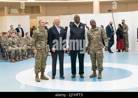 Jasionka, Pologne. 25th mars 2022. Le président américain Joe Biden et le secrétaire à la Défense Lloyd Austin posent avec les principaux dirigeants de la division aéroportée 82nd déployés avec les alliés de l'OTAN près de la frontière ukrainienne, le 25 mars 2022 à Jasionka, en Pologne. Crédit : Sgt. Claudia Nix/États-Unis Armée/Alamy Live News Banque D'Images