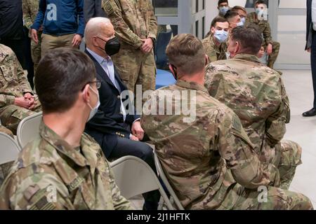 Jasionka, Pologne. 25th mars 2022. Joe Biden, président des États-Unis, s'entretient avec les parachutistes avec la division aéroportée 82nd déployée avec l'OTAN près de la frontière ukrainienne, le 25 mars 2022 à Jasionka, en Pologne. Crédit : Sgt. Claudia Nix/États-Unis Armée/Alamy Live News Banque D'Images