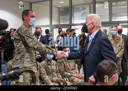 Jasionka, Pologne. 25th mars 2022. Joe Biden, président des États-Unis, accueille les parachutistes avec la division aéroportée 82nd déployée avec l'OTAN près de la frontière ukrainienne, le 25 mars 2022 à Jasionka, en Pologne. Crédit : Sgt. Claudia Nix/États-Unis Armée/Alamy Live News Banque D'Images