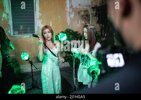 Bangkok, Thaïlande. 25th mars 2022. Les visiteurs posent pour une photo à Patina à Talad Noi pendant le réveil de Bangkok 2022. Le festival d'installation d'éclairage Awakening Bangkok est le plus grand festival d'installation d'éclairage de la ville dans les quartiers de Charoenkrung, Talad Noi, et soi Nana dans le quartier de Chinatown (vieille ville). Il dispose de plus de 50 installations d'éclairage différentes du 25 mars au 3 avril 2022. Crédit : SOPA Images Limited/Alamy Live News Banque D'Images