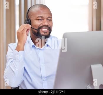 HES ici pour vous aider à tout. Photo d'un jeune agent de centre d'appels au travail. Banque D'Images