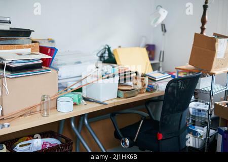 Cette chambre a besoin d'être propre. Photo d'une pièce désordonnée qui a besoin d'être nettoyée. Banque D'Images