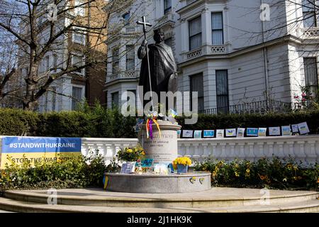 Londres, Royaume-Uni. 25th mars 2022. Une vue sur la statue de Saint Volodymyr avec des tournesols autour. La statue de Saint Volodymyr fut érigée pour marquer le millénaire, en 1988, de la Christianisation de l'Ukraine-Russie. Il a été fait par le sculpteur ukrainien canadien Leo mol. Les gens ont posé des tournesols autour de la statue comme symbole pour soutenir l'Ukraine dans la guerre Russie-Ukraine. Crédit : SOPA Images Limited/Alamy Live News Banque D'Images