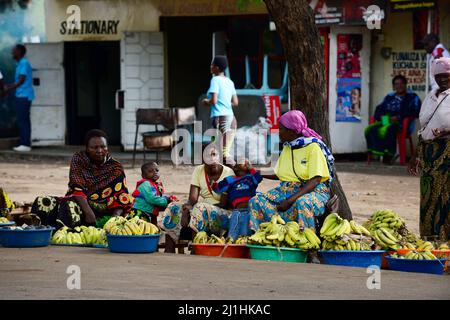 Des femmes tanzaniennes vendent des bananes le long de la route à MTO Wa Mbu, en Tanzanie. Banque D'Images