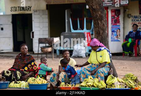 Des femmes tanzaniennes vendent des bananes le long de la route à MTO Wa Mbu, en Tanzanie. Banque D'Images