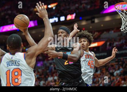 Miami, États-Unis. 25th mars 2022. Le Jimmy Butler de Miami Heat passe le ballon loin de la pression défensive par les Sims Jericho de New York Knicks (45) et Alec Burks (18) pendant la première moitié à l'aréna FTX, le vendredi 25 mars 2022, à Miami. The Knicks a gagné, 111-103. (Photo par Michael Laughlin/South Florida Sun Sentinel/TNS/Sipa USA) crédit: SIPA USA/Alay Live News Banque D'Images