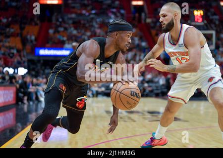 Miami, États-Unis. 25th mars 2022. Le Jimmy Butler, de Miami Heat, à gauche, s'oppose à Evan Fournier, un des New York Knicks, au cours de la première moitié à l'aréna FTX, le vendredi 25 mars 2022, à Miami. The Knicks a gagné, 111-103. (Photo par Michael Laughlin/South Florida Sun Sentinel/TNS/Sipa USA) crédit: SIPA USA/Alay Live News Banque D'Images