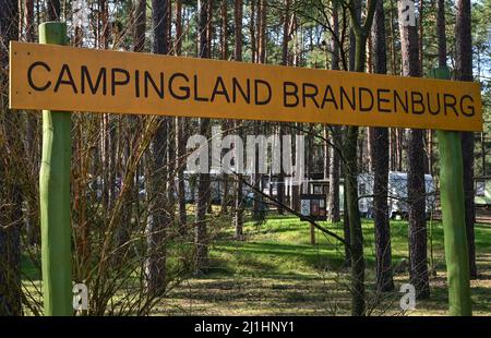 Schernsdorf, Allemagne. 24th mars 2022. Un panneau portant l'inscription 'Campingland Brandenburg' se trouve sur le camping de Schervenzsee, dans le parc naturel de Schlaubetal. (À dpa: 'Quiet Bliss, site de camping intime - début de saison') Credit: Patrick Pleul/dpa-Zentralbild/dpa/Alay Live News Banque D'Images