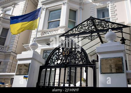 Londres, Royaume-Uni. 25th mars 2022. Un drapeau ukrainien vu à l'avant de l'ambassade d'Ukraine à Londres. Crédit : SOPA Images Limited/Alamy Live News Banque D'Images