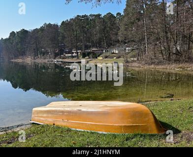 Schernsdorf, Allemagne. 24th mars 2022. Vue sur le Schervenzsee dans le parc naturel Schlaubetal sur les petites cabanes sur la zone du camping.(à dpa: 'Shillettes Glück, trauter Campingplatz - Saison startet') Credit: Patrick Pleul/dpa-Zentralbild/dpa/Alamy Live News Banque D'Images