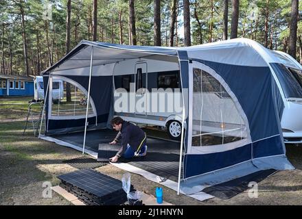 Schernsdorf, Allemagne. 24th mars 2022. Daniel Barentin, campeur, prépare sa caravane au camping de Schervenzsee dans le parc naturel de Schlaubetal pour le début de la saison. (À dpa: 'Bonheur calme, camping confortable - début de saison') Credit: Patrick Pleul/dpa-Zentralbild/dpa/Alay Live News Banque D'Images