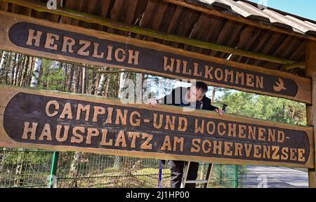 Schernsdorf, Allemagne. 24th mars 2022. Karsten Fröscher, directeur junior du camping de Schervenzsee dans le parc naturel de Schlaubetal, prépare le site pour la saison de début. (À dpa: 'Bonheur calme, site de camping intime - début de saison') Credit: Patrick Pleul/dpa-Zentralbild/dpa/Alay Live News Banque D'Images