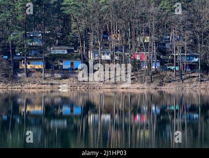Schernsdorf, Allemagne. 24th mars 2022. Vue sur le Schervenzsee dans le parc naturel de Schlaubetal aux petites cabanes sur le terrain du camping. (À dpa: 'Silent Bliss, confiante camping - début de saison') Credit: Patrick Pleul/dpa-Zentralbild/dpa/Alay Live News Banque D'Images