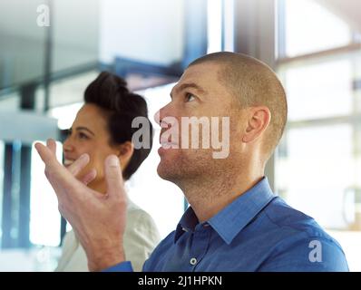 C'est toutes les idées que je peux trouver. Prise de vue de deux collègues ayant une session de remue-méninges. Banque D'Images
