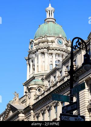 Ancien bâtiment du quartier général de la police, 240, rue Centre, New York (New York). Bâtiment municipal inutilisé vendu et converti en condominiums de luxe. Banque D'Images