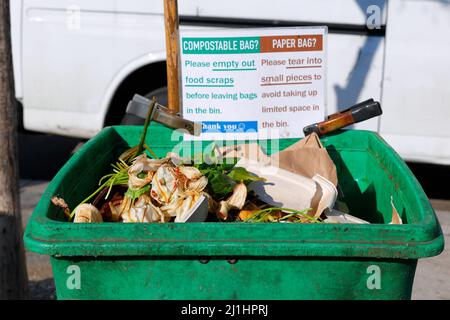 La nourriture s'égratignures dans un bac de compostage à Union Square Greenmarket, New York. Les déchets alimentaires à cet endroit sont collectés par le Centre D'écologie du compost Banque D'Images