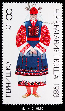 MOSCOU, RUSSIE - 10 MARS 2022: Timbre-poste imprimé en Bulgarie montre Pernik, série Folk Wear, vers 1983 Banque D'Images