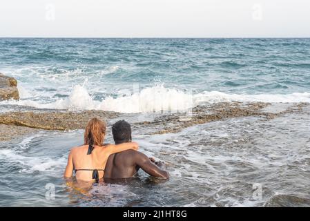 couple se baignant dans la mer s'embrassant Banque D'Images