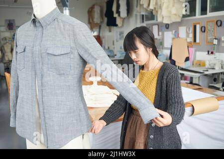 Stagiaire à l'étude dans le studio de design de mode Banque D'Images