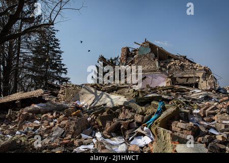 Kiev, Ukraine. 25th mars 2022. Des débris de la maison civile détruits par la Russie bombardant Kiev Oblast tandis que l'armée russe intensifie l'offensive vers la capitale de l'Ukraine, Kiev. Dans le cadre de l'offensive russe intensifiée contre l'Ukraine dans tout le pays. De nombreuses maisons ont été détruites et des personnes déplacées, comme l'ONU le dit, 6,5m 000 personnes ont été déplacées à l'intérieur du pays et plus de 3,2 millions de réfugiés ont été fuis de la crise de guerre. Crédit : SOPA Images Limited/Alamy Live News Banque D'Images